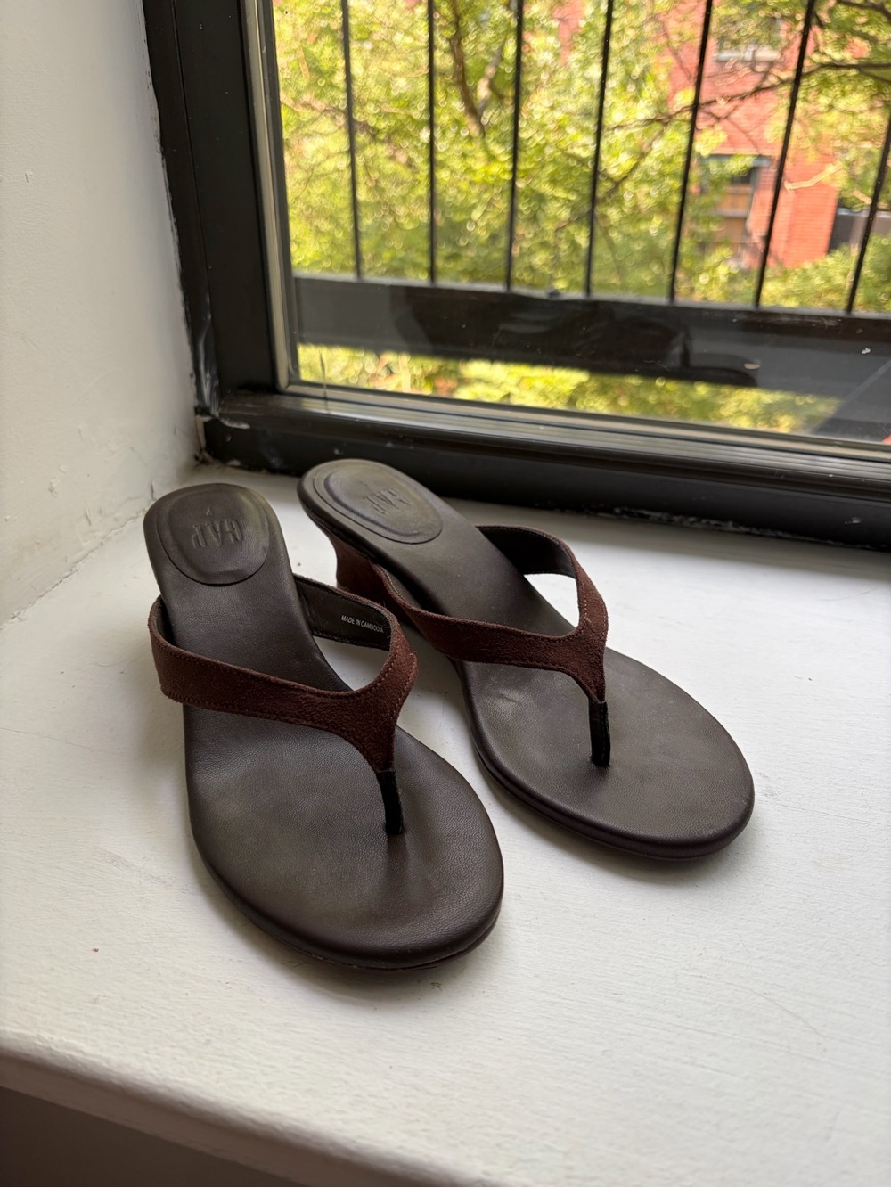 GAP Dark Brown Leather Thong Sandals